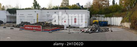 HEILIGENHAUS, NRW, GERMANIA - 19 OTTOBRE 2018: Demolizione del distributore di benzina a Heiligenhaus dietro il supermercato Real Foto Stock