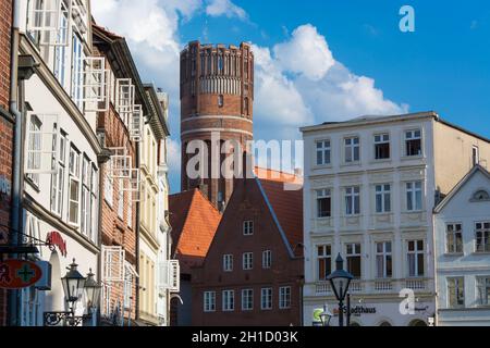 Lüneburg, NIEDERSACHSEN, GERMANIA - JULI 27, 2018: Case in mattoni rossi a graticcio vicino al fiume sul vecchio porto di Lueneburg, Germania Foto Stock