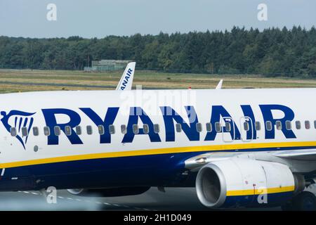 WEEZE, NRW, GERMANIA - 11 SETTEMBRE 2018: Aereo della compagnia aerea Ryanair sulla pista di Weeze aeroporto. Foto Stock