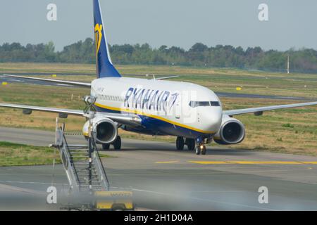 WEEZE, NRW, GERMANIA - 11 SETTEMBRE 2018: Aereo della compagnia aerea Ryanair sulla pista di Weeze aeroporto. Foto Stock