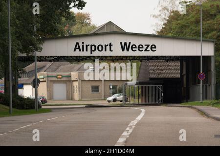 WEEZE, NRW, GERMANIA - 10 SETTEMBRE 2018: Accesso militare all'aeroporto di Weeze con vecchi edifici di caserma Foto Stock