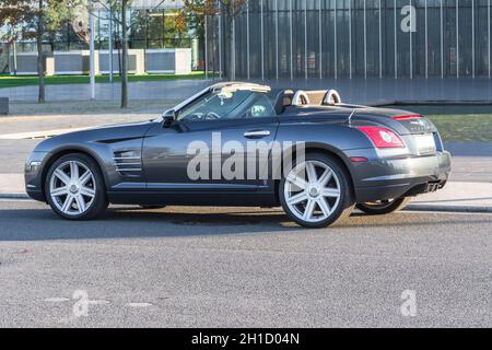 ESSEN, NRW, GERMANIA - 11 OTTOBRE 2015: Chrysler Crossfire, vista laterale del nuovo edificio amministrativo di ThyssenKrupp ad Essen, Germania. Foto Stock