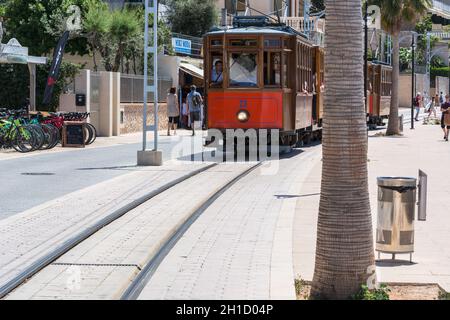 PORT DE SOLLER, SPAGNA - 02 GIUGNO, 2016:treno d'epoca, tram sul lungomare della città di Soller in Spagna. Aperto nel 1913, la distanza di guida Foto Stock