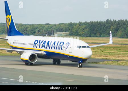 WEEZE, NRW, GERMANIA - 11 SETTEMBRE 2018: Aereo della compagnia aerea Ryanair sulla pista di Weeze aeroporto. Foto Stock