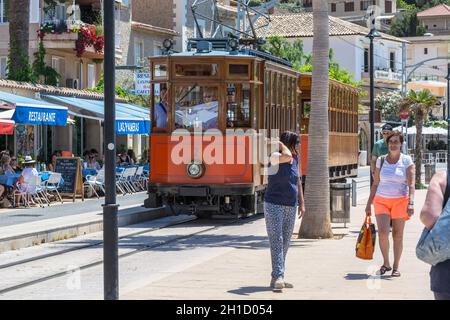 PORT DE SOLLER, SPAGNA - 02 GIUGNO, 2016:treno d'epoca, tram sul lungomare della città di Soller in Spagna. Aperto nel 1913, la distanza di guida Foto Stock