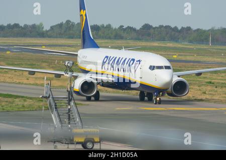 WEEZE, NRW, GERMANIA - 11 SETTEMBRE 2018: Aereo della compagnia aerea Ryanair sulla pista di Weeze aeroporto. Foto Stock