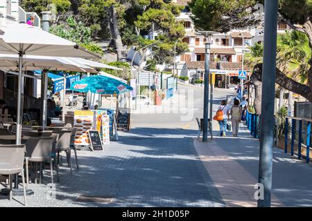 SANT ELM, MALLORCA, SPAGNA - 04 GIUGNO 2016: Sant Elm City, pittoresca strada dello shopping nella cittadina di San Telmo, Maiorca, Spagna. Foto Stock