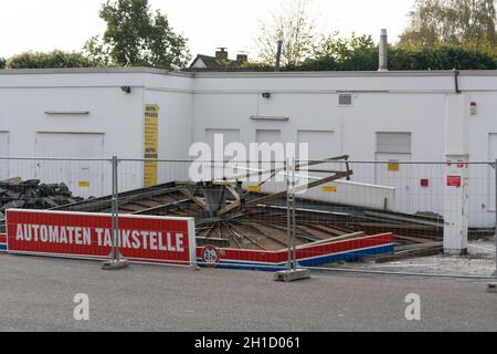 HEILIGENHAUS, NRW, GERMANIA - 19 OTTOBRE 2018: Demolizione del distributore di benzina a Heiligenhaus dietro il supermercato Real Foto Stock