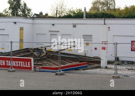 HEILIGENHAUS, NRW, GERMANIA - 19 OTTOBRE 2018: Demolizione del distributore di benzina a Heiligenhaus dietro il supermercato Real Foto Stock