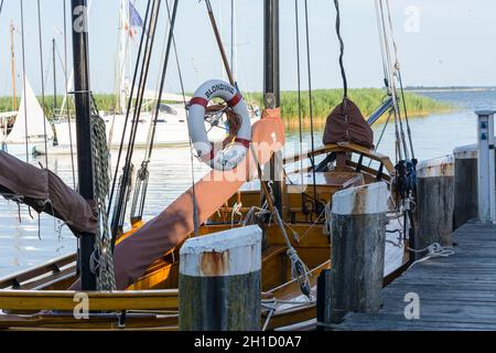 AHRENSHOOP SUL DARS - 29 LUGLIO 2018: Zeesenboot prende il nome di Blondine nel porto di Ahrenshoop nel Mar Baltico, in Germania. Foto Stock