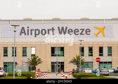 WEEZE, NRW, GERMANIA - 10 SETTEMBRE 2018: Area d'ingresso dell'aeroporto regionale Weeze fotografata dal parcheggio Foto Stock