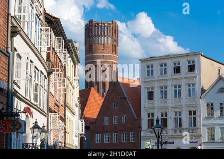 Lüneburg, NIEDERSACHSEN, GERMANIA - JULI 27, 2018: Case in mattoni rossi a graticcio vicino al fiume sul vecchio porto di Lueneburg, Germania Foto Stock