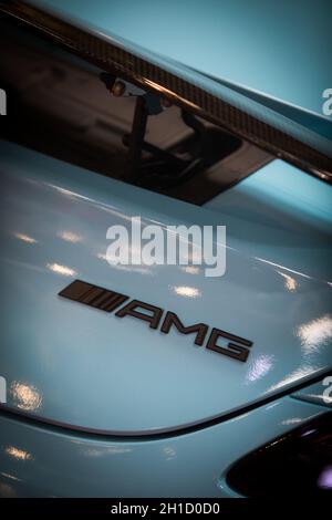 Bucarest, Romania - 23 ottobre 2019: Primo piano editoriale illustrativo del logo Mercedes AMG su un'auto. Mercedes è un produttore tedesco di automobili. Foto Stock
