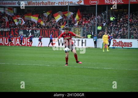 Dominique Heintz (Friburgo) mit Ball, 1. BL: 19-20: 25. Sptg. SC FRIBURGO - UNION BERLIN LE NORMATIVE DFL VIETANO L'USO DI FOTOGRAFIE COME IMMAGINE Foto Stock