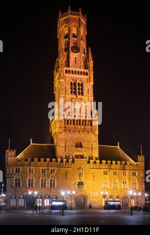 Bruges, BELGIO - 31 OTTOBRE 2019: Atmosfera serale con edifici illuminati nella storica città di Bruges il 31 ottobre 2019 in Belgio Foto Stock