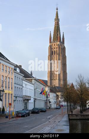 BRUGES, Belgio - 31 ottobre 2019: Street sulla chiesa di Nostra Signora, la città storica di Bruges in ottobre 31, 2019 in Belgio Foto Stock