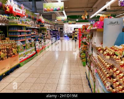 Wetzlar; GERMANIA 2018-03-09 Coniglietti di Pasqua al cioccolato in vendita a GLOBUS HANDELSHOF DUTENHOFEN.in Germania. Foto Stock