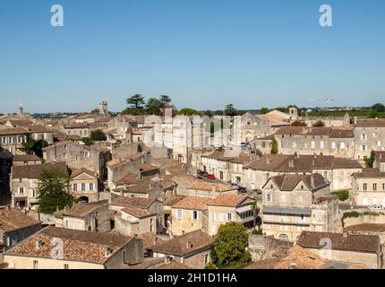 St Emilion, Francia - 8 Settembre 2018: vista panoramica di St Emilion, Francia. St Emilion è una delle principali aree vinicole del vino rosso di Bordeaux e molto p Foto Stock