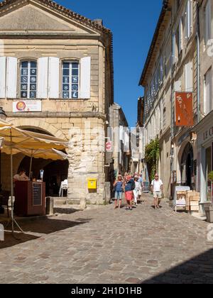 St Emilion, Francia - 8 Settembre 2018: i turisti nelle strade di ciottoli di Saint Emilion. La Francia. St Emilion è una delle principali aree vinicole del vino rosso di Foto Stock