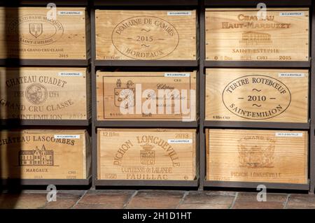 Saint Emilion, Francia - 11 Settembre 2018: Visualizzazione del vino in legno casi in Saint-Emilion, Gironde, Francia. St Emilion è uno dei principali red wi Foto Stock