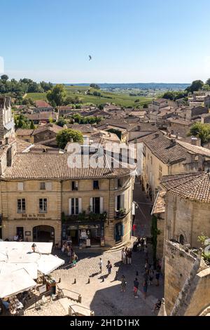 St Emilion; Francia - 8 settembre; 2018: Place de lEglise Monolithe in St Emilion; Gironde Dipartimento; Francia. St Emilion è villaggio francese famoso per Foto Stock