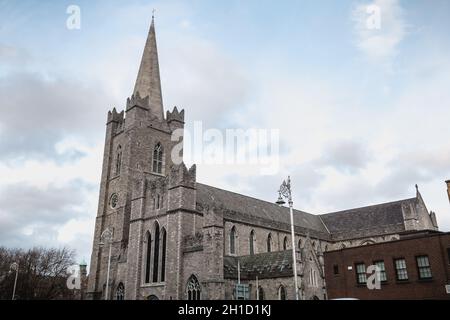 Dublino, Irlanda - 13 febbraio 2019: Atmosfera di strada e architettura della Cattedrale di San Patrizio che la gente visita in una giornata invernale Foto Stock