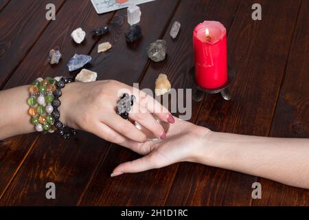 Bangkok, Thailandia, March.15.20.Fortune Teller predice il destino utilizzando una palla magica, pietre e un illuminato Candle.A Gypsy raccontare fortune da parte della mano.Christmas fo Foto Stock