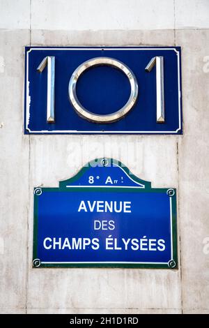 Avenue des Champs Elysees street firmano a Parigi, Francia Foto Stock