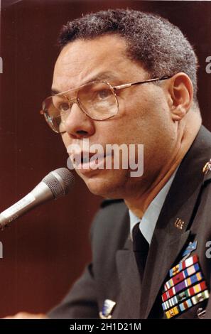 **FILE PHOTO** Colin Powell Dies of Complications di Covid. Powell, presidente dei Capi di stato maggiore, testimonia dinanzi al Comitato dei servizi Armed del Senato degli Stati Uniti il bilancio della difesa e i progressi dell'operazione Desert Storm su Capitol Hill a Washington, DC, il 21 febbraio 1991. Credito obbligatorio: Robert D. Ward/DoD tramite CNP /MediaPunch Foto Stock