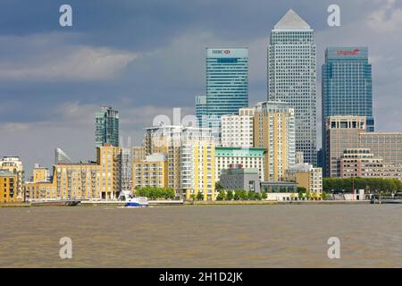 LONDON, England, Regno Unito - 07 agosto: Canary Wharf a Londra il 07 agosto 2008. Canary Wharf dal Tamigi Londra, Inghilterra, Regno Unito. Foto Stock