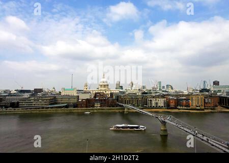 LONDON, England, Regno Unito - 25 Luglio: Millennium Bridge di Londra il 25 luglio 2008. Millennium Bridge per i pedoni al Fiume Tamigi a Londra, Inghilterra, Regno Unito. Foto Stock