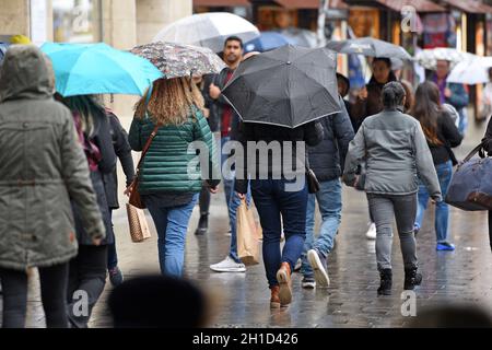 Viele Regenschirme in einer Fußgängerzone in München (Germania) - molti ombrelloni in una zona pedonale a Monaco (Germania) Foto Stock