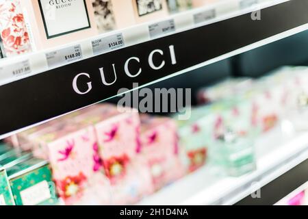 SINGAPORE - 5 MARZO 2020: Bottiglie di profumo di Gucci su scaffale di un negozio Foto Stock