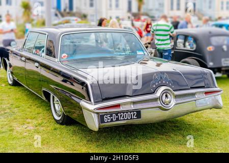 Bray, Irlanda, giugno 2018, spettacolo del Bray Vintage Car Club, esposizione all'aperto di auto retrò. Vista posteriore su Chrysler Imperial Limousine dal 1965 Foto Stock