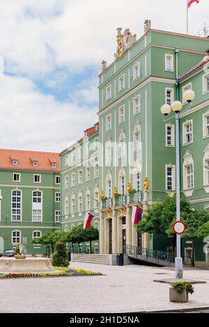 Szczecin, Polonia, giugno 2018 edifici verdi del comune di Stettin con fontane e decorazioni floreali Foto Stock