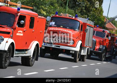 Treffen von Feuerwehr-Oldtimerfahrzeugen a Schwanenstadt (Bezirk Vöcklabruck, Oberösterreich) - incontro dei veicoli d'epoca antincendio a Schwanen Foto Stock