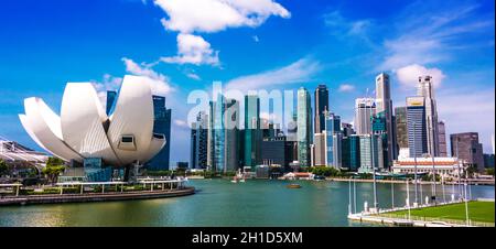 SINGAPORE - 1 MARZO 2020: Fronte mare nel centro di Singapore con il Museo delle Arti visto dal Ponte Helix Foto Stock