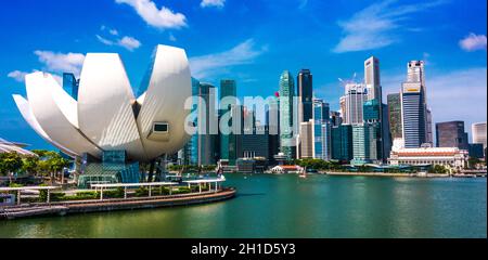 SINGAPORE - 1 MARZO 2020: Fronte mare nel centro di Singapore con il Museo delle Arti visto dal Ponte Helix Foto Stock