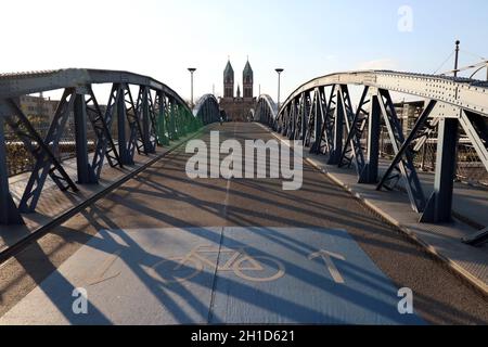 Fast menschenleer, die Wiwilibrücke mit Blick zur Stühlinger Kirche beim Hauptbahnhof von Freiburg im Breisgau - Themenbild Medizin - Coronavirus Foto Stock