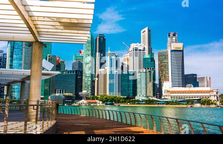 SINGAPORE - 1 MARZO 2020: Architettura d'affari del centro di Singapore vista dalla Marina Bay Waterfront Promenade Foto Stock