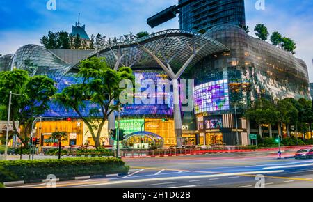 SINGAPORE - 4 MAR 2020: CENTRO commerciale ION Orchard a Singapore dopo il tramonto Foto Stock