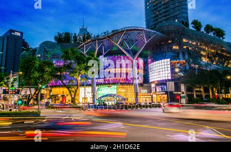 SINGAPORE - 4 MAR 2020: CENTRO commerciale ION Orchard a Singapore dopo il tramonto Foto Stock