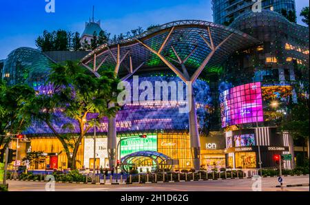 SINGAPORE - 4 MAR 2020: CENTRO commerciale ION Orchard a Singapore dopo il tramonto Foto Stock