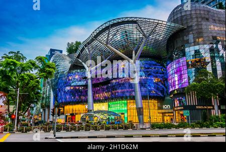 SINGAPORE - 4 MAR 2020: CENTRO commerciale ION Orchard a Singapore dopo il tramonto Foto Stock