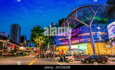 SINGAPORE - 4 MAR 2020: CENTRO commerciale ION Orchard a Singapore dopo il tramonto Foto Stock