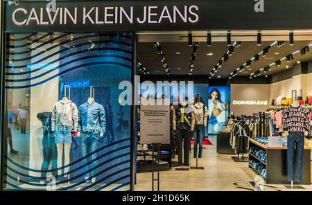 SINGAPORE - 5 MARZO 2020: Ingresso frontale al negozio Calvin Klein nel centro commerciale di Singapore Foto Stock