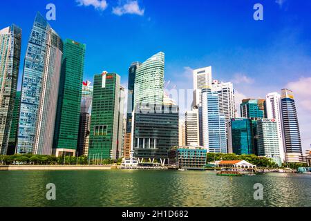 SINGAPORE - 1 MARZO 2020: Architettura d'affari del centro di Singapore vista dalla Marina Bay Waterfront Promenade Foto Stock
