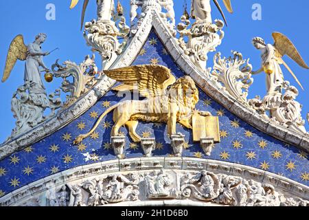 Venezia, Italia - 19 dicembre 2012: Monumento del Leone d'Oro alla Cattedrale di San Marco a Venezia. Foto Stock