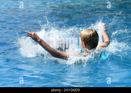 Baden und schwimmen ist erholsam, macht Spaß und kühlt bei warmen Temperaturen ab (Salzkammergut, Oberösterreich). - il bagno e il nuoto sono rilassanti, Foto Stock