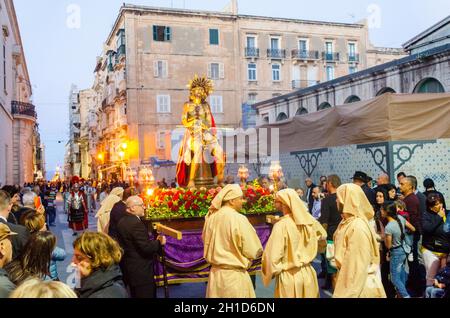 Valletta, Malta, 14 aprile 2017: Processione annuale dell'immagine di Gesù che perdurò la passione il Venerdì Santo Foto Stock